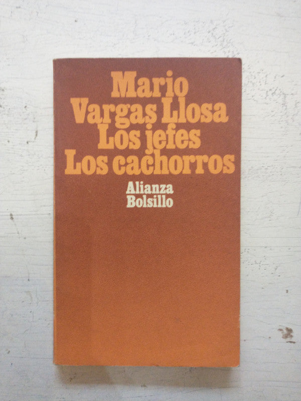 Libro usado en venta: Los jefes - Los cachorros de Mario Vargas Llosa; editorial Alianza impreso en 1984 realizamos envios a todo el mundo.1