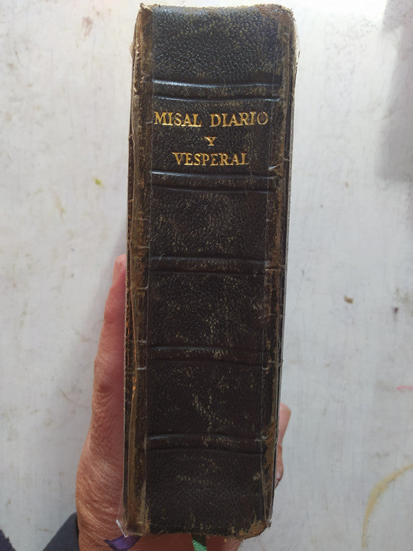 Libro usado en venta: Misal Diario y vesperal de Dom Gaspar Lefebvre; editorial Desclee de Brouwer impreso en 1943 realizamos envios a todo el mundo.3