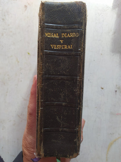 Libro usado en venta: Misal Diario y vesperal de Dom Gaspar Lefebvre; editorial Desclee de Brouwer impreso en 1943 realizamos envios a todo el mundo.3