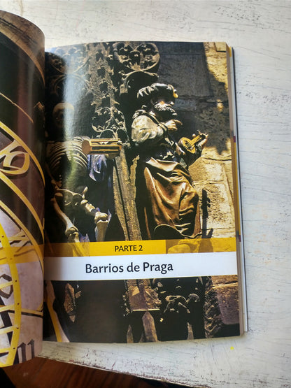Libro usado en venta: Praga ciudades a pie; editorial AGEA impreso en 2016 realizamos envios a todo el mundo.2