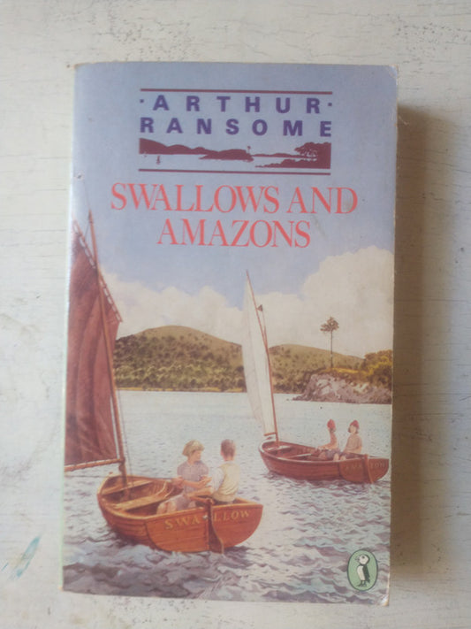 Libro usado en venta: Swallows and Amazons de Arthur Ransome; editorial Penguin Books impreso en 1962 realizamos envios a todo el mundo.1
