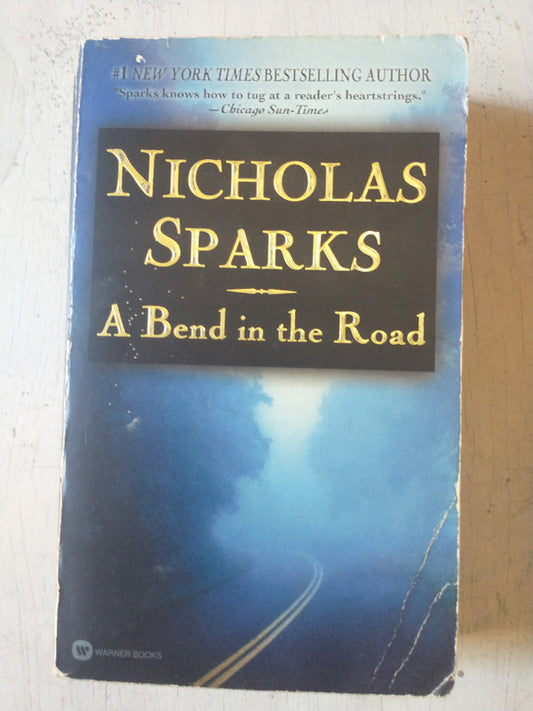 Libro usado en venta: A Bend in the Road de Nicholas Sparks; editorial Warner Books impreso en 2001 realizamos envios a todo el mundo.1