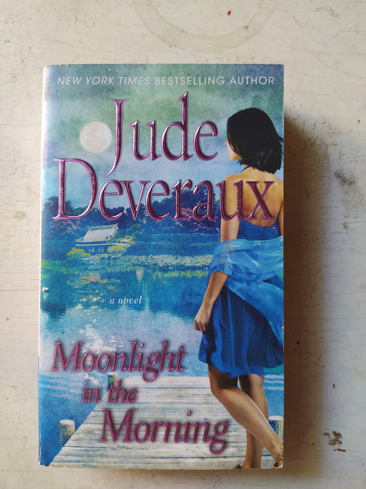 Libro usado en venta: Moonlight in the morning de Jude Deveraux; editorial Pocket Book impreso en 2012 realizamos envios a todo el mundo.1