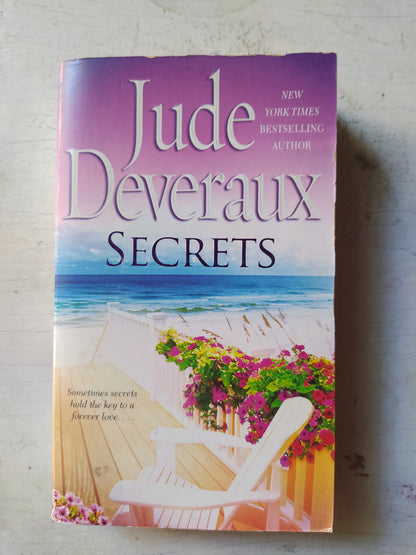 Libro usado en venta: Secrets de Jude Deveraux; editorial Pocket Book impreso en 2009 realizamos envios a todo el mundo.1