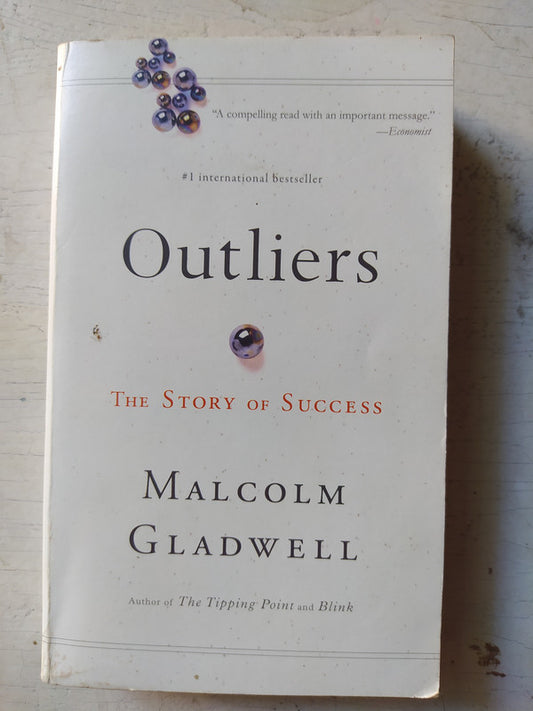 Libro usado en venta: Outliers - The story of success de Malcolm Gladwell; editorial Back Bay Books impreso en 2009 realizamos envios a todo el mundo.1