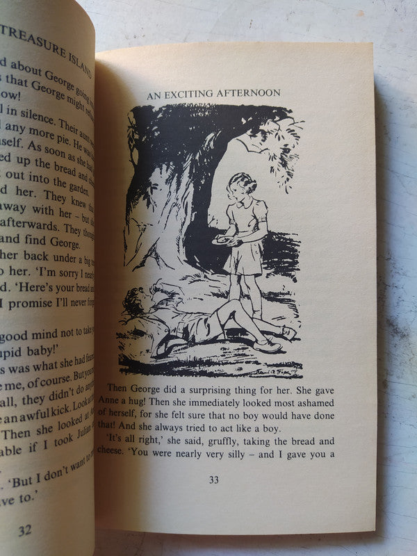 Libro usado en venta: The famous five - Five on a Treasure Island de Enid Blyton; editorial Hodder impreso en 1997 realizamos envios a todo el mundo.3
