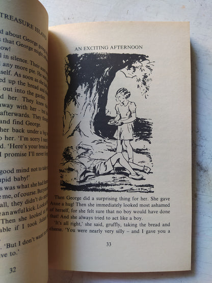 Libro usado en venta: The famous five - Five on a Treasure Island de Enid Blyton; editorial Hodder impreso en 1997 realizamos envios a todo el mundo.3