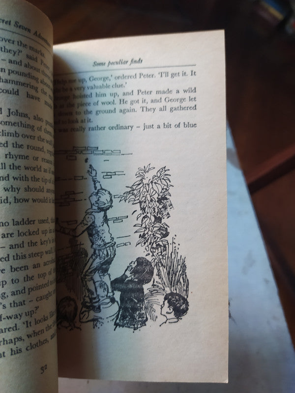 Libro usado en venta: Three cheers, Secret seven de Enid Blyton; editorial Knight Books impreso en 1970 realizamos envios a todo el mundo.2