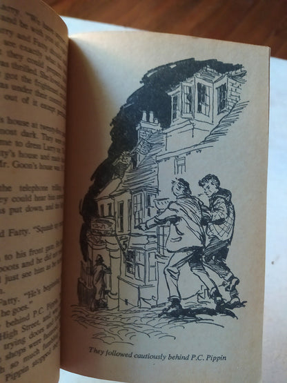 Libro usado en venta: The mountain of adventure de Enid Blyton; editorial Armada realizamos envios a todo el mundo.2