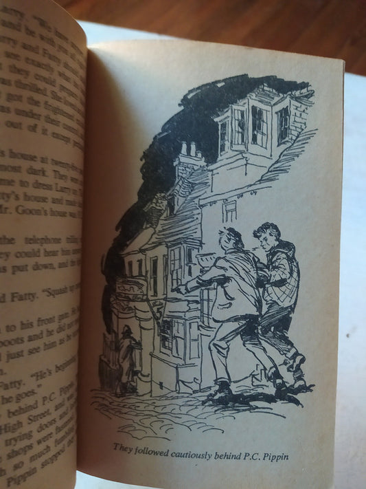 Libro usado en venta: The mountain of adventure de Enid Blyton; editorial Armada realizamos envios a todo el mundo.2