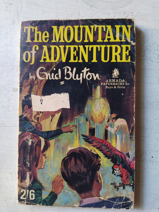 Libro usado en venta: The mountain of adventure de Enid Blyton; editorial Armada realizamos envios a todo el mundo.1