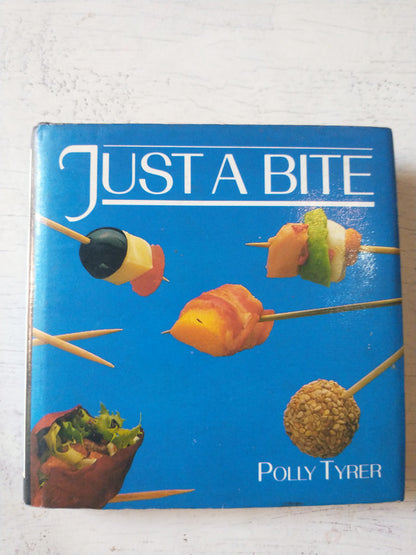 Libro usado en venta: Just a bite de Polly Tyrer; editorial Prentice Hall impreso en 1986 realizamos envios a todo el mundo.1