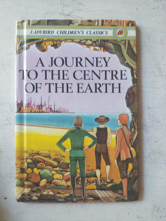 Libro usado en venta: A journey to the centre of the earth de Jules Verne; editorial Ladybird Books impreso en 1980 realizamos envios a todo el mundo.1