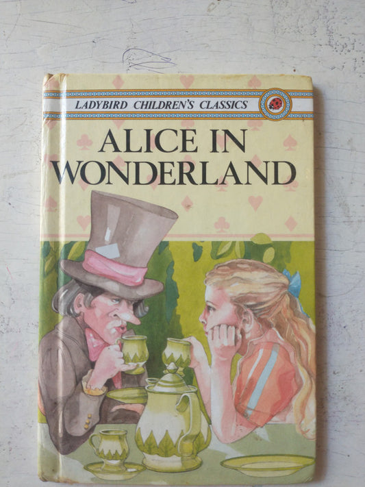 Libro usado en venta: Alice in wonderland de Lewis Carroll; editorial Ladybird Books impreso en 1986 realizamos envios a todo el mundo.1