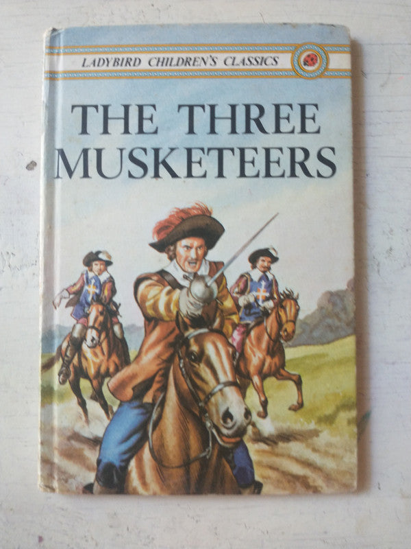 Libro usado en venta: The three musketeers de Alexandre Dumas; editorial Ladybird Books impreso en 1981 realizamos envios a todo el mundo.1