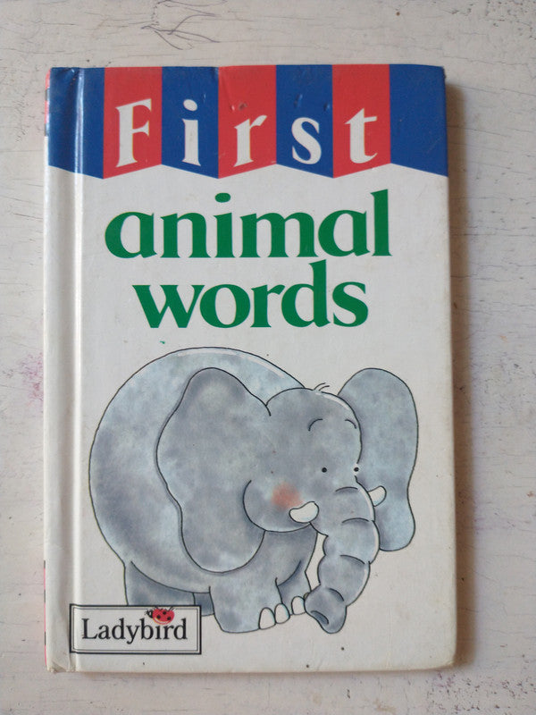 Libro usado en venta: First animal words; editorial Ladybird Books impreso en 1993 realizamos envios a todo el mundo.1