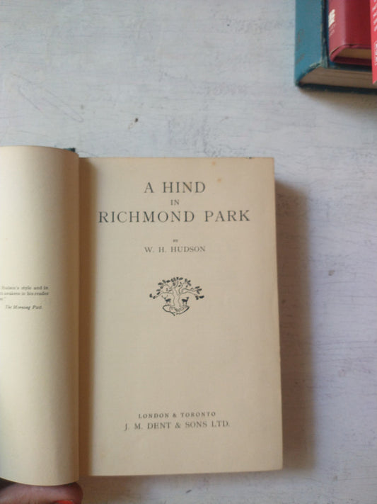 Libro usado en venta: A hind in Richmond Park de W. H. Hudson; editorial J.M. Dent & Sons impreso en 1935 realizamos envios a todo el mundo.1