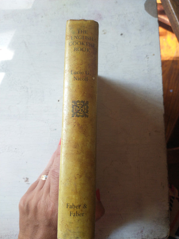 Libro usado en venta: The english cookery Book de Lucie G. Nicoll; editorial Faber and Faber impreso en 1950 realizamos envios a todo el mundo.3