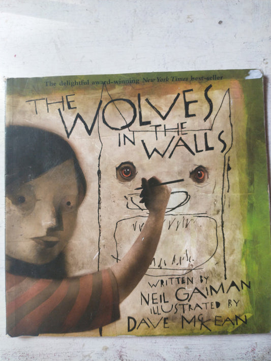 Libro usado en venta: The wolves in the walls de Neil Gaiman; editorial HarperCollins impreso en 2003 realizamos envios a todo el mundo.1
