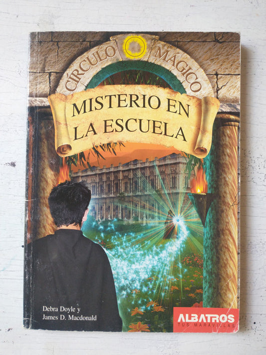 Libro usado en venta: Misterio en la escuela de Debra Doyle - James D Macdonald; editorial Albatros impreso en 2004 realizamos envios a todo el mundo.1