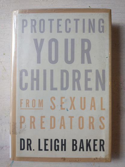 Libro usado en venta: Protecting your children from sexual predators de Leigh Baker; editorial St. Martin's Press impreso en 2002.1