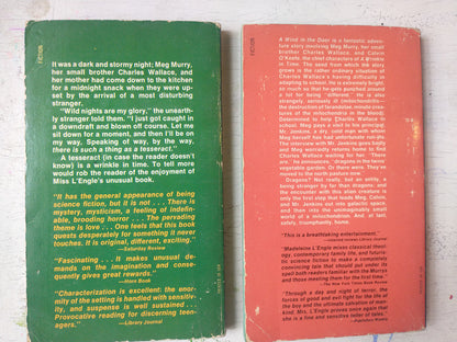 Libro usado en venta: A wind in the door - A wrinkle in time de Madeleine L'Engle; editorial Laurel-Leaf Books impreso en 1980 envios a todo el mundo.2
