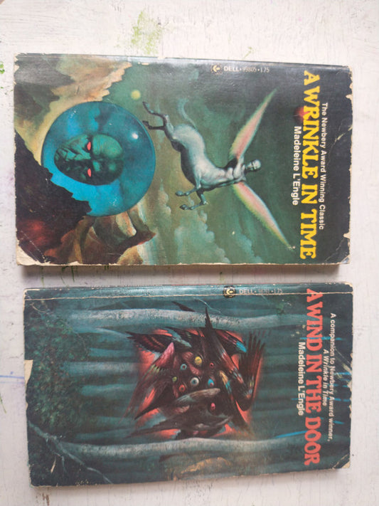 Libro usado en venta: A wind in the door - A wrinkle in time de Madeleine L'Engle; editorial Laurel-Leaf Books impreso en 1980 envios a todo el mundo.1