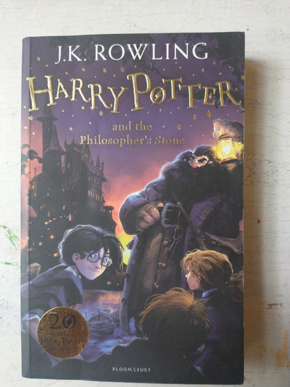 Libro usado en venta: Harry Potter and the Philosopher's Stone de Joanne K. Rowling; editorial Bloomsbury impreso en 2014 envios a todo el mundo.1