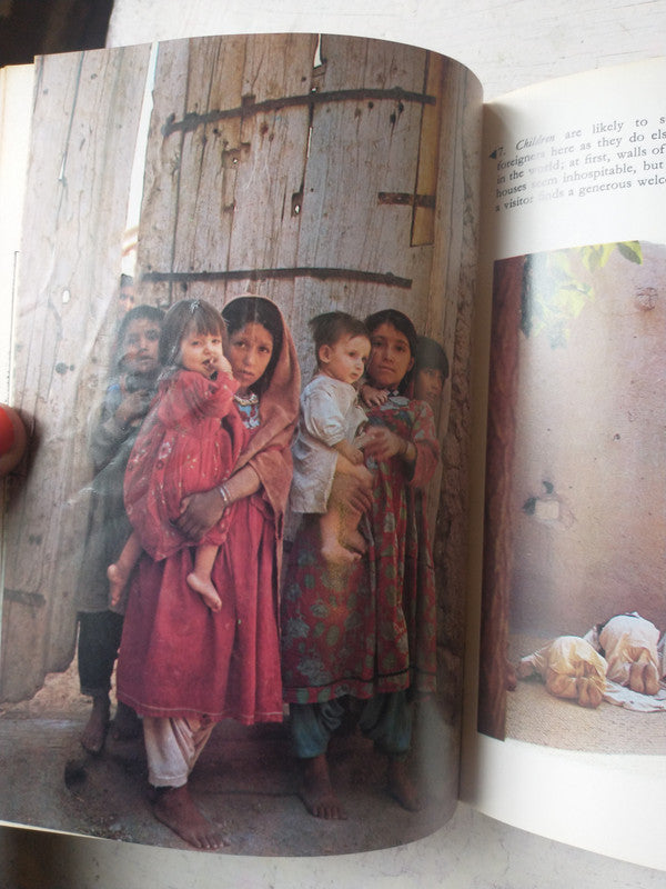 Libro usado en venta: Afghanistan - This beutiful world (Vol. 7) de Masatoshi Konishi; editorial Kodansha International impreso en 1972.3
