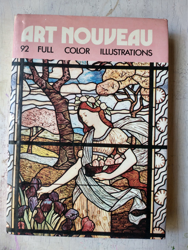 Libro usado en venta: Art Nouveau - 92 full color illustrations; editorial Octopus Books impreso en 1972 realizamos envios a todo el mundo.1