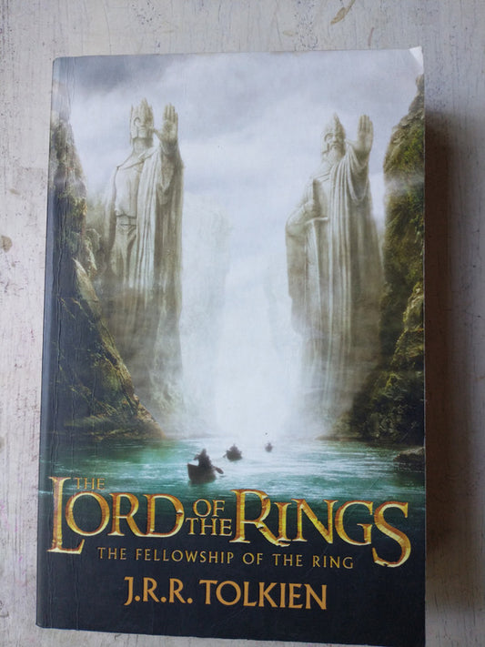 Libro usado en venta: The lord of the Rings de J. R. R. Tolkien; editorial HarperCollins impreso en 2012 realizamos envios a todo el mundo.1