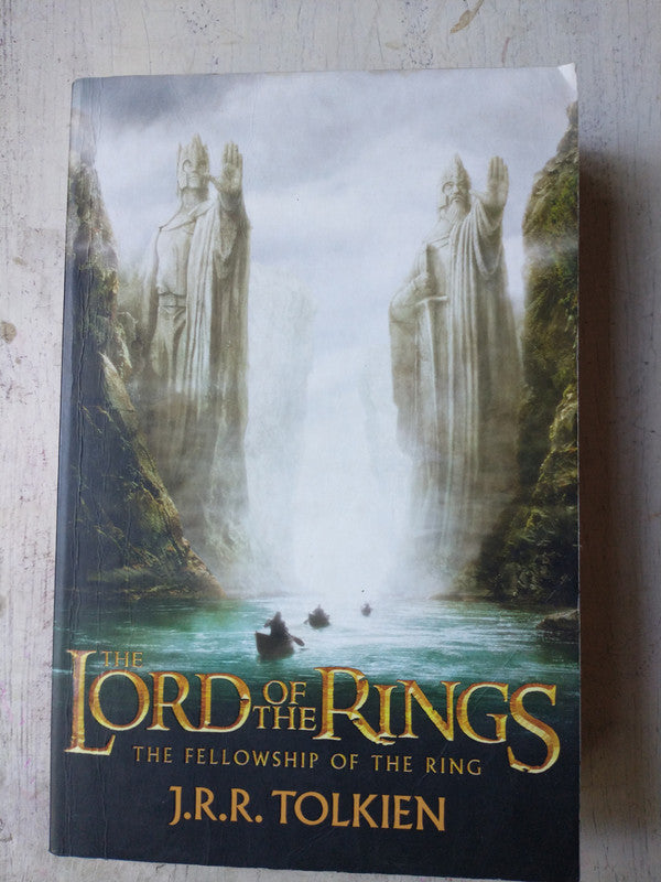Libro usado en venta: The lord of the Rings de J. R. R. Tolkien; editorial HarperCollins impreso en 2012 realizamos envios a todo el mundo.1