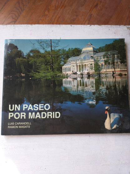 Libro usado en venta: Un paseo por Madrid de Luis Carandell - Ramon Masats; editorial Lunwerg impreso en 1996 realizamos envios a todo el mundo.1