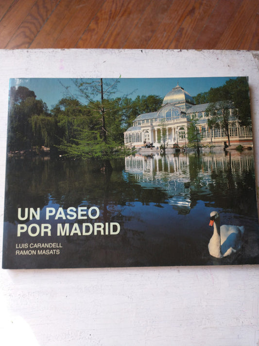 Libro usado en venta: Un paseo por Madrid de Luis Carandell - Ramon Masats; editorial Lunwerg impreso en 1996 realizamos envios a todo el mundo.1