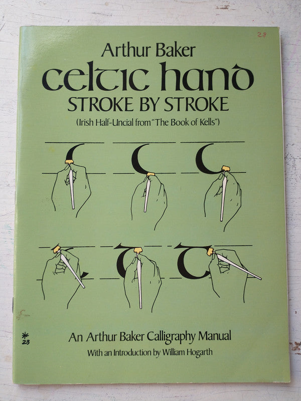 Libro usado en venta: Celtic hand - Stroke by Stroke de Arthur Baker; editorial Dover Publications impreso en 1983 realizamos envios a todo el mundo.1