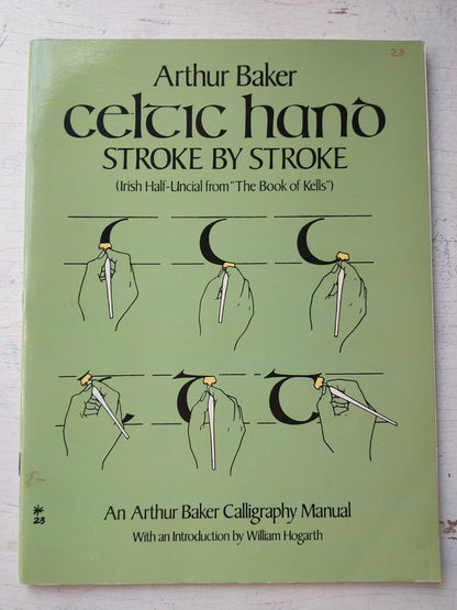 Libro usado en venta: Celtic hand - Stroke by Stroke de Arthur Baker; editorial Dover Publications impreso en 1983 realizamos envios a todo el mundo.1