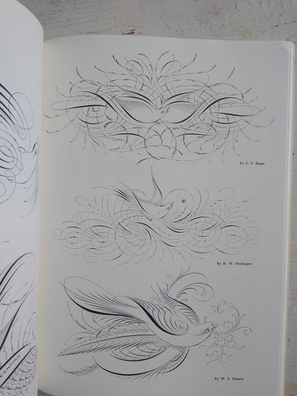 Libro usado en venta: Ornate pictorial calligraphy de E. A. Lupfer; editorial Dover Publications impreso en 1982 realizamos envios a todo el mundo.3