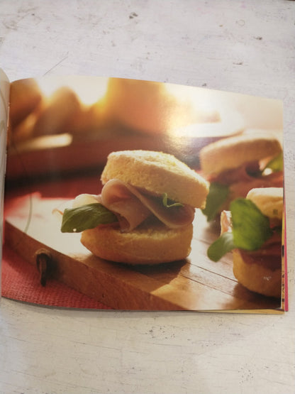 Libro usado en venta: La hora del te de Ximena Saenz; editorial Periplo impreso en 2015 realizamos envios a todo el mundo.2