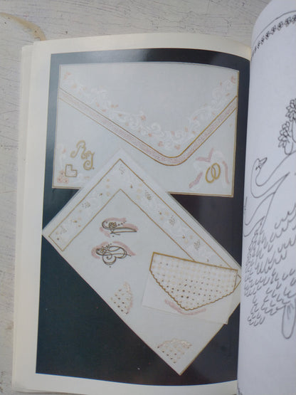 Libro usado en venta: Armas equivocas/ Equivocal weapons (Arte) de Priscilla Monge; editorial Teor/etica impreso en 2002 envios a todo el mundo.2