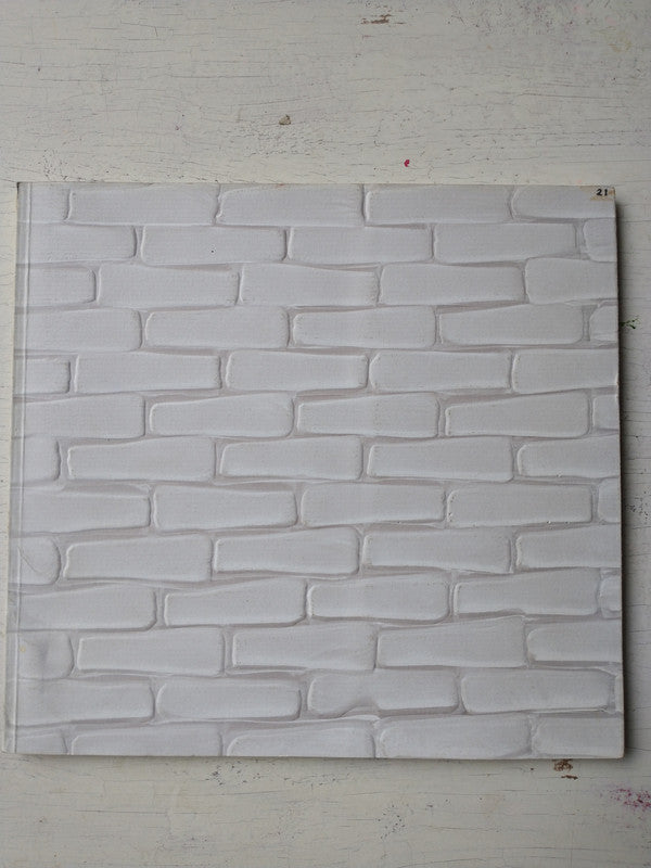 Libro usado en venta: Armas equivocas/ Equivocal weapons (Arte) de Priscilla Monge; editorial Teor/etica impreso en 2002 envios a todo el mundo.1