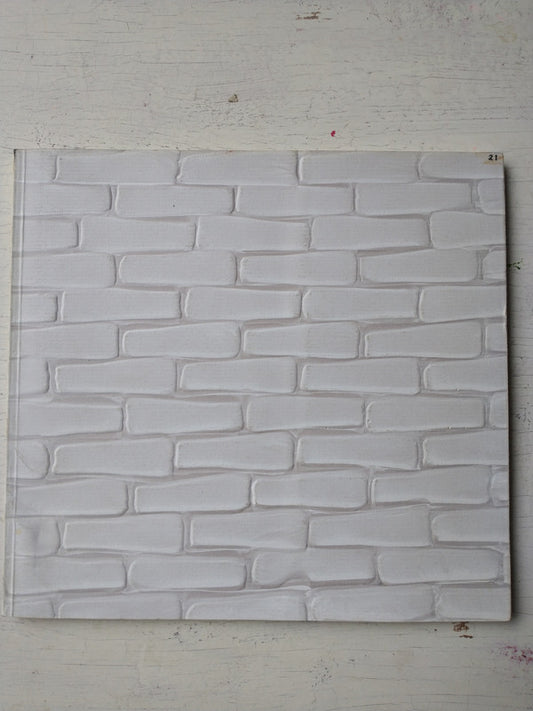 Libro usado en venta: Armas equivocas/ Equivocal weapons (Arte) de Priscilla Monge; editorial Teor/etica impreso en 2002 envios a todo el mundo.1