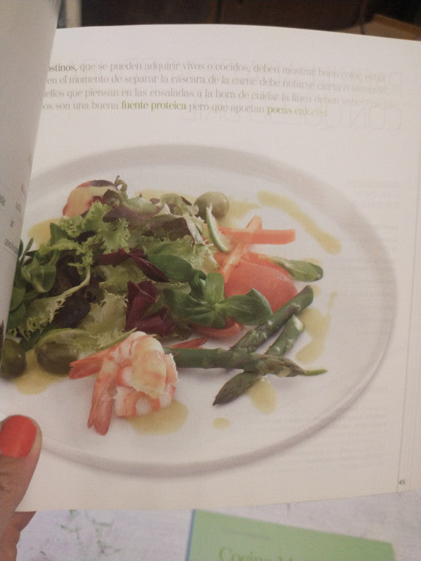 Libro usado en venta: Cocina internacional - Cocina Mediterranea (1 y 2); editorial Clarin/Sol 90 impreso en 2006 realizamos envios a todo el mundo.3