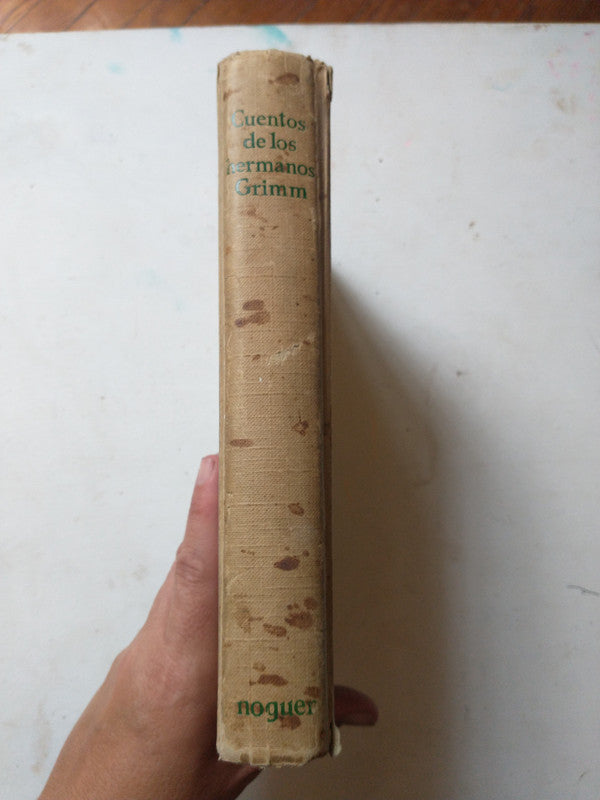 Libro usado en venta: Cuentos de los hermanos Grimm; editorial Noguer impreso en 1977 realizamos envios a todo el mundo.4