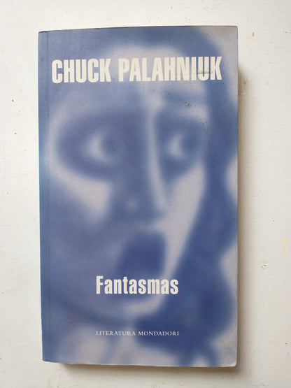 Libro usado en venta: Fantasmas de Chuck Palahniuk; editorial Mondadori impreso en 2006 realizamos envios a todo el mundo.1