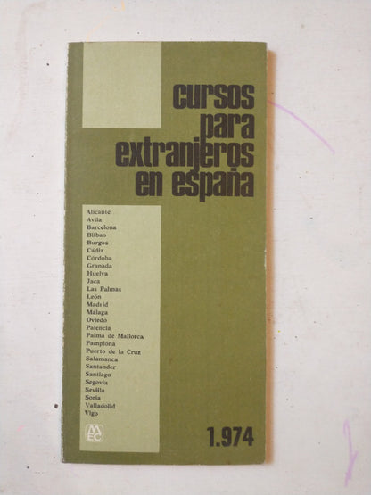 Libro usado en venta: Cursos para extranjeros en Espa?a; editorial MEC impreso en 1974 realizamos envios a todo el mundo.1