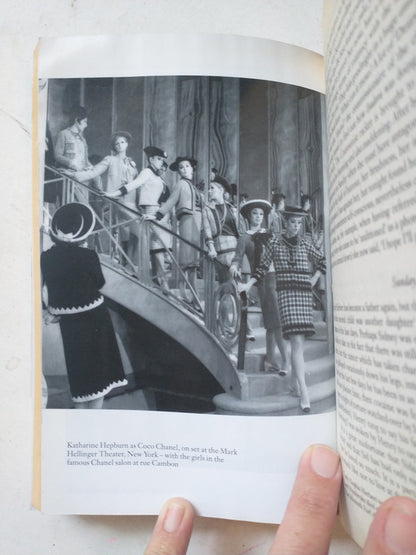 Libro usado en venta: Beaton in the sixties de Hugo Vickers; editorial Phoenix impreso en 2003 realizamos envios a todo el mundo.3