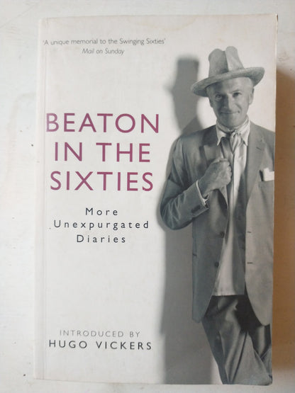 Libro usado en venta: Beaton in the sixties de Hugo Vickers; editorial Phoenix impreso en 2003 realizamos envios a todo el mundo.1