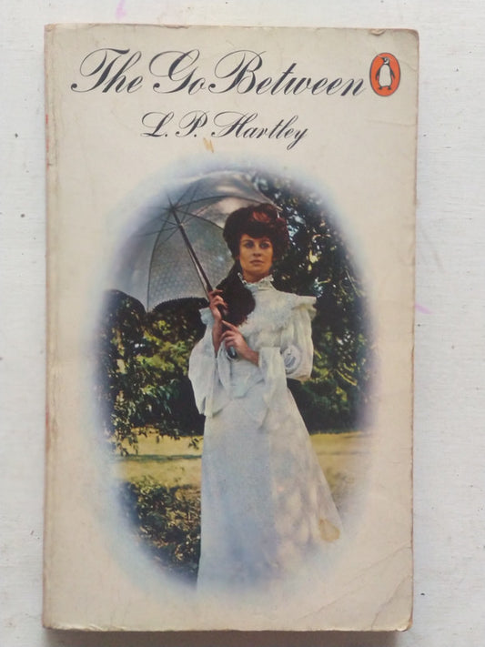 Libro usado en venta: The Go-Between de L. P. Hartley; editorial Penguin Books impreso en 1985 realizamos envios a todo el mundo.1