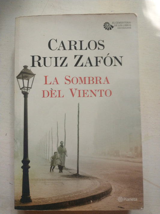 Libro usado en venta: La sombra del viento de Carlos Ruiz Zafon; editorial Planeta impreso en 2017 realizamos envios a todo el mundo.1