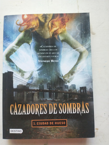 Libro usado en venta: Cazadores de sombras de Stephenie Meyer; editorial Destino impreso en 2015 realizamos envios a todo el mundo.1